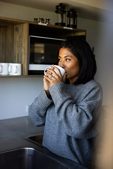 Woman-drinking-Coffee